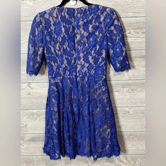 Monique Lhuillier Half Sleeve Bateau Neckline Fit and Flare Lace Dress. Lined - Picture 4 of 10